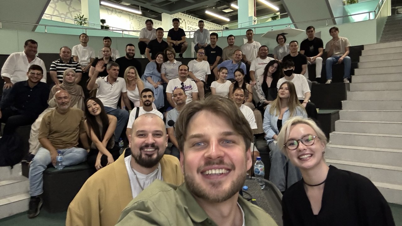 Групповое фото участников на лестнице Digital Engineering School