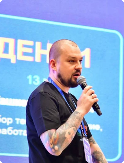 Артём Панферов выступает на сцене хакатона