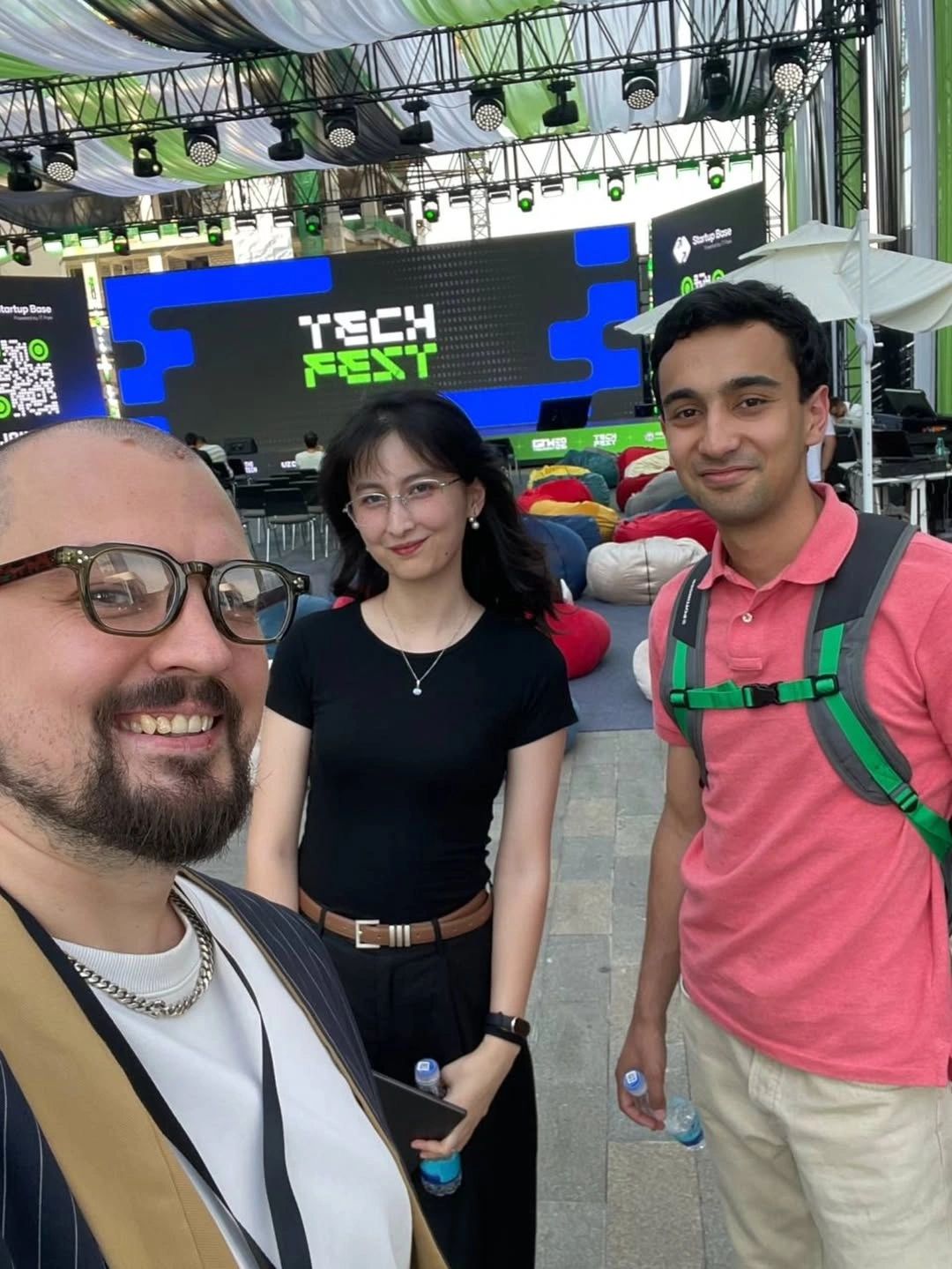 Селфи на фоне сцены Tech Fest